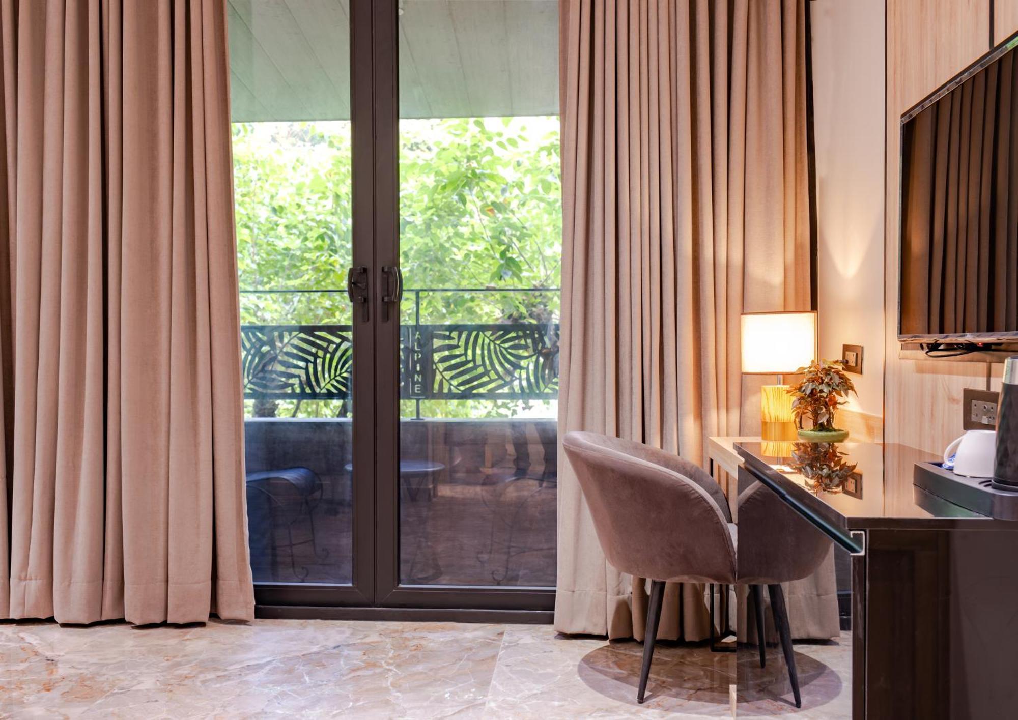 Alpine Hotel And Villas Νταραμσάλα Εξωτερικό φωτογραφία