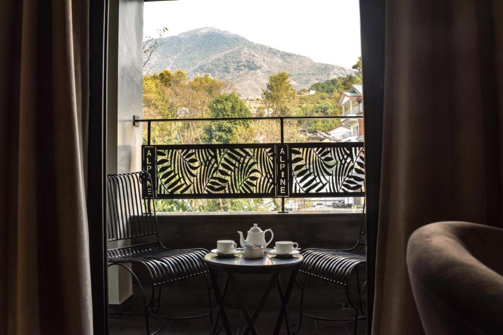 Alpine Hotel And Villas Νταραμσάλα Εξωτερικό φωτογραφία